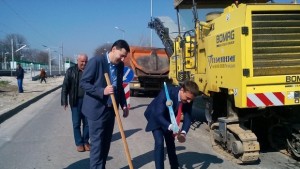 С 460 000 лв довършват ремонта на улицата с пасарелката