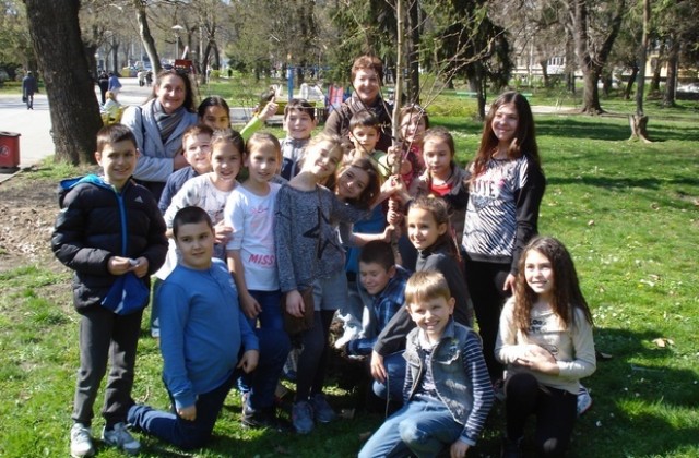 Деца от НУИПанайот Пипков засадиха бреза в Градската градина