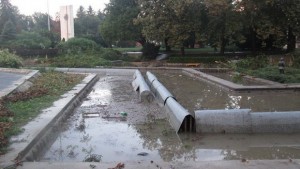 Кметът на Плевен влиза във Водната каскада за да чисти