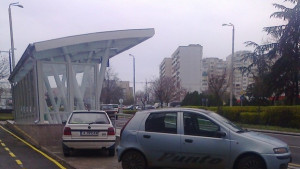 Брутално върху спирката