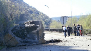 Разчистиха за рекордно кратко време падналата скала на път в