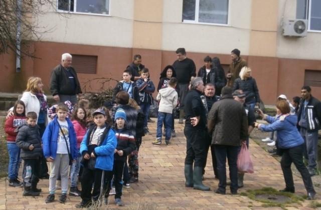 Голямо количество боклук събраха от Водната каскада кметът на Плевен и доброволци