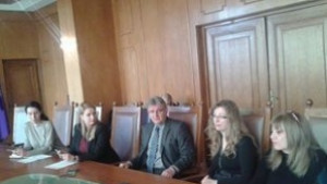 Близо 300 безстопанствени кучета и котки кастрираха от Четири лапи