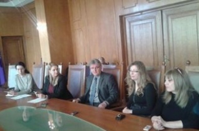 Близо 300 безстопанствени кучета и котки кастрираха от “Четири лапи” в Търновско