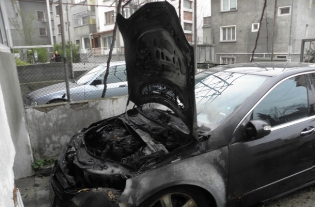Горяха автомобили на семейство от Благоевград (СНИМКИ)