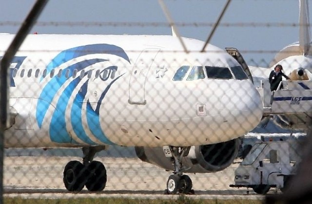 Пътниците от похитения в Ларнака самолет отлетяха за Кайро