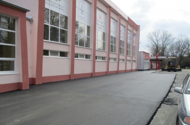 Нов паркинг е изграден пред залата по борба