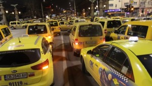 Алтернативен годишен данък до 1000 лв за такситата