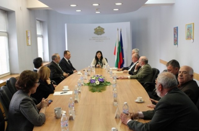 Министър Кунева преразпредели ресорите на заместниците си в МОН