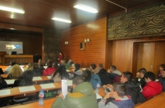 Кариерни консултанти подпомагат зрелостници в избора на професия