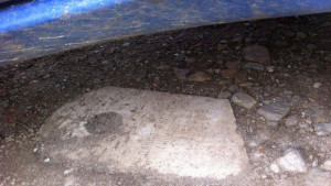 Паметни плочи превърнати в паркинг тънат в прах и забрава