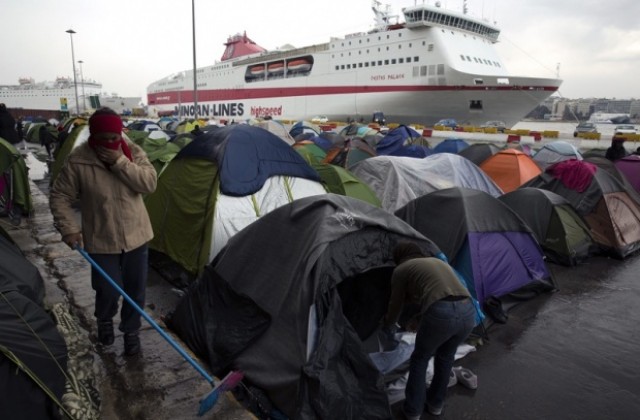 Мигранти се сбиха в Пирея