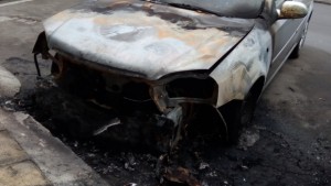 Запалиха две коли в автосалон край Карлово