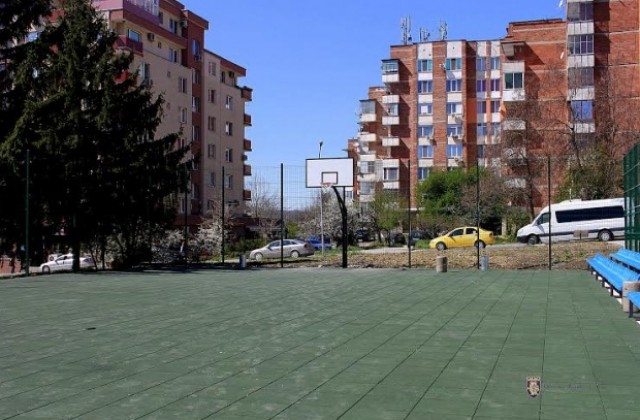 Монтираха кошовете на игрището в кв. „Кольо Фичето“, предстои да бъде отворено за спортуващи