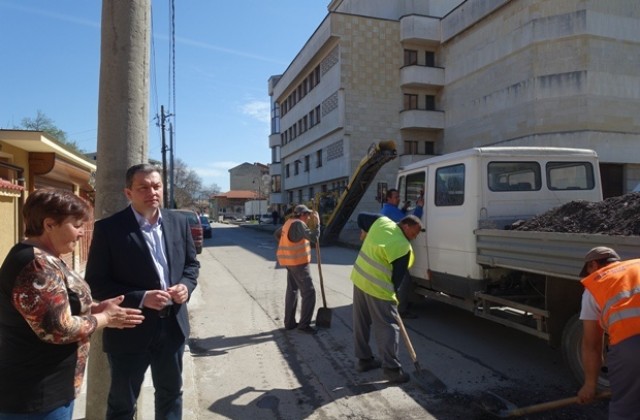 Започна асфалтиране на уличните дупки в Севлиево