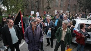 Едва 20ина излязоха на протест заради поскъпването на билета СНИМКИ