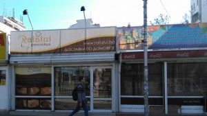 Продавач и нападател в театрален бой пред камери крадат 1