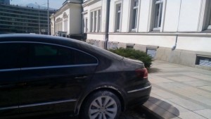 Мъж запали гумите на автомобил на Народното събрание СНИМКИ ВИДЕО