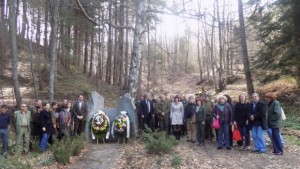 С поднасяне на цветя на паметника на лесовъда Йордан Митрев