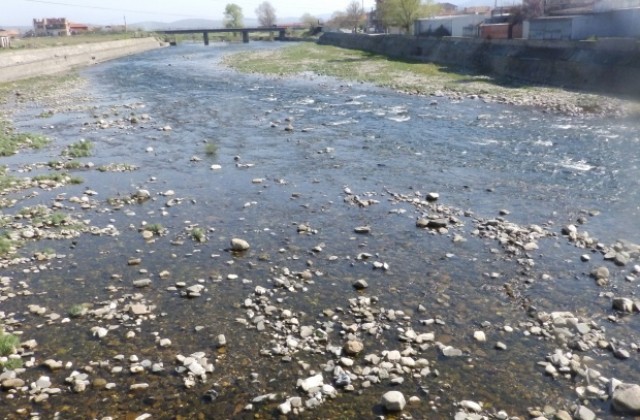 Нарушиха дебита на вода в река Въча край Кричим