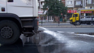 Продължава миенето на русенските улици