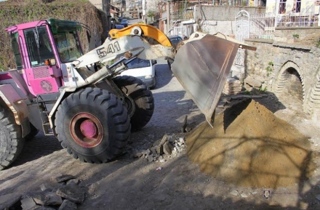 Община В. Търново осигури материали за обособяването на зелен кът в квартал „Варуша”