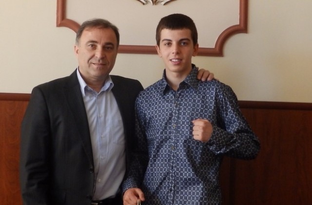 Подаръци даде кмет на вицешампион по муай тай