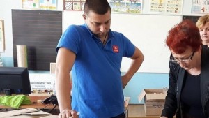 Семир Абу Мелих дари изгорялото училище в Карнобат