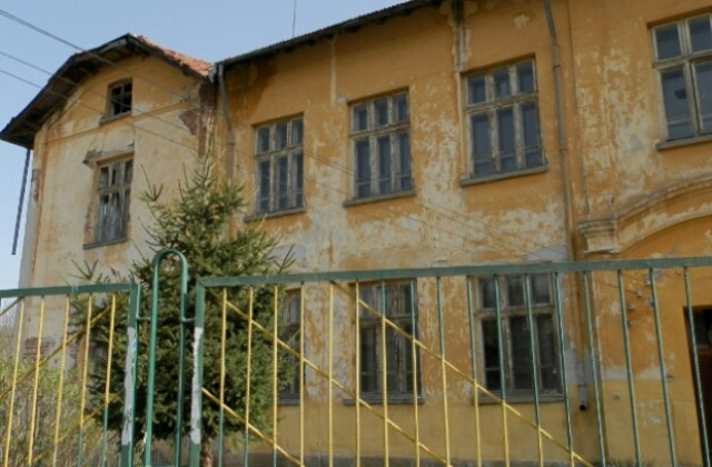 Жителите на Беглеж са загрижени за дома на Гена Димитрова и читалището в селото