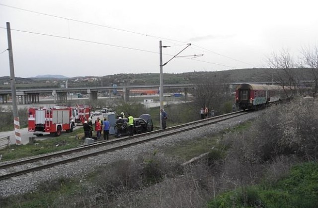 Влак блъсна кола на прелез, пострадаха мъж, жена и дете (СНИМКИ)