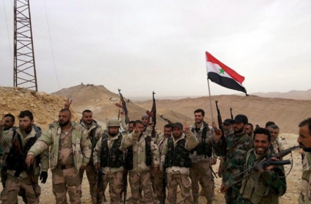 Сирийската армия отвоюва от Ислямска държава стратегическия град Карятейн