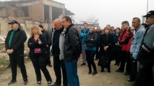 Около 50 души от разложкото село Баня протестират срещу лихвар