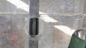 Момче строши с камък стъкло на автобус