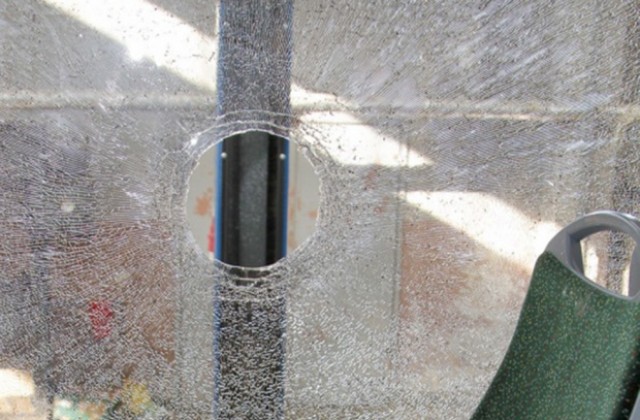 Момче строши с камък стъкло на автобус