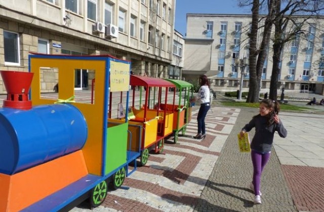 Патилански влак-читалня посреща малките любители на книгите на площад Възраждане