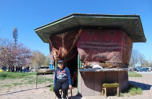 Съпрузи живеят в будка за билети (СНИМКИ)