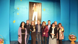 Камелия Николова с голямата награда от Звездици за Лора още