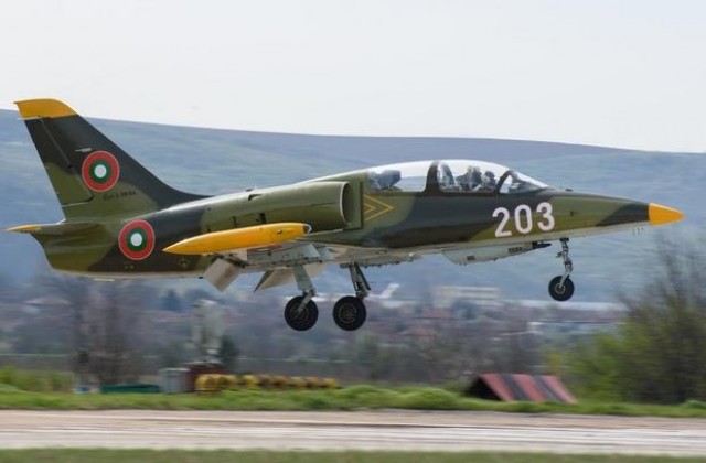 Първи самостоятелни полети извършиха млади пилоти със самолет L-39 ZA