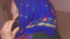 Възрастна жена хвърли от тераса 3170 лв на полицай