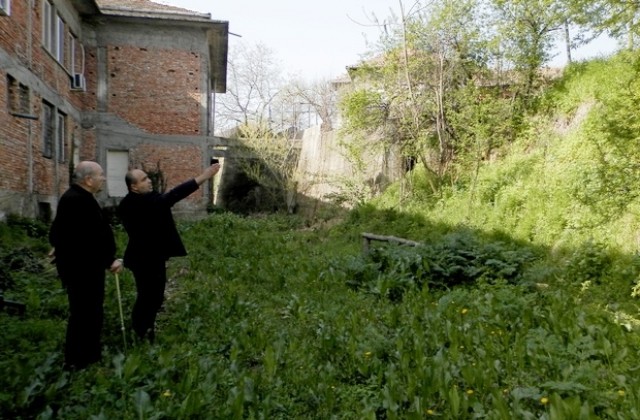 Жители на село Върбица настояват да се укрепи подпорната стена зад кметството