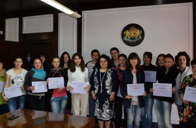 Петнадесет безработни от Г. Оряховица се обучават за помощник-възпитатели по проект