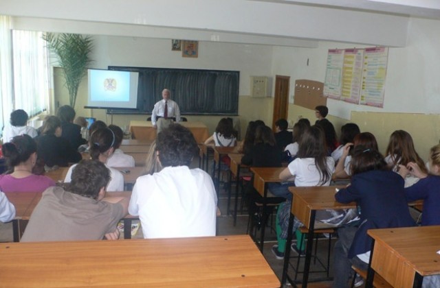 Ррегламентират с наредба приема на деца на мигранти в държавните и общински училища