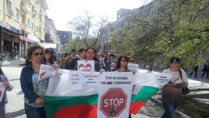 Майки на деца с увреждания на протестно шествие в Сливен