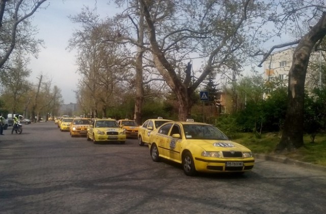150 таксита блокираха пловдивски булеварди в знак на протест, готвят шествие в София