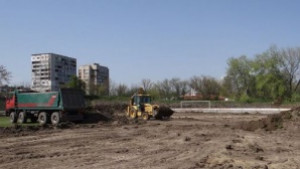 Ремонтират футболния терен на стадиона в Ямбол