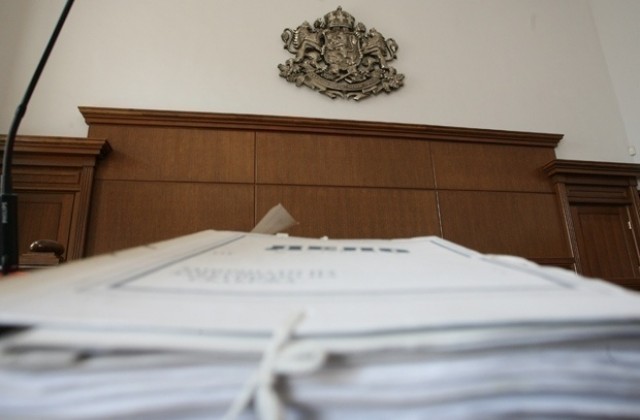 Задържаха двама за нападение на полицаи