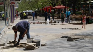 Подменят стари изпочупени плочки по пешеходната зона в Шумен