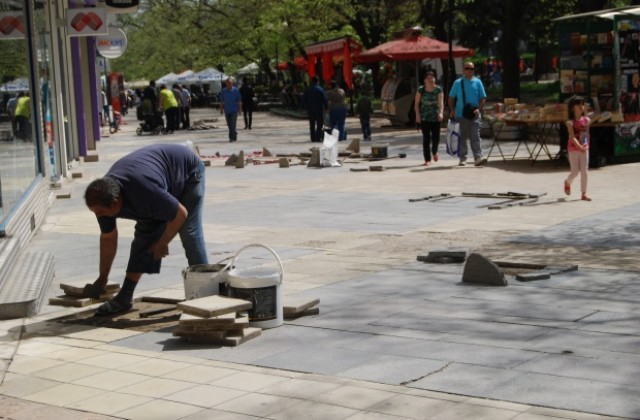 Подменят стари изпочупени плочки по пешеходната зона в Шумен