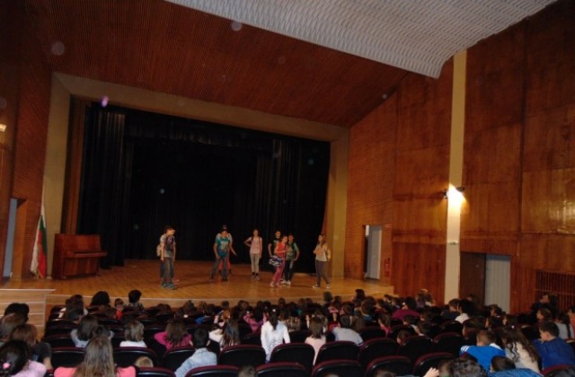 ГЕРБ - Сапарева баня зарадва с театрална постановка малчуганите от общината