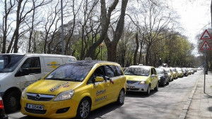 Над 100 таксита блокираха за малко паркинга на Капаните